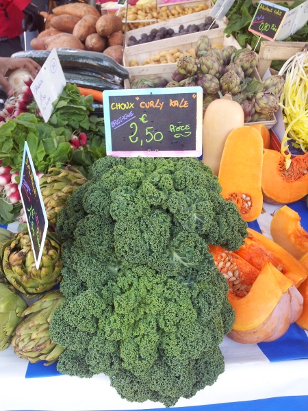 Chou kale sur l'étal d'un marché en France